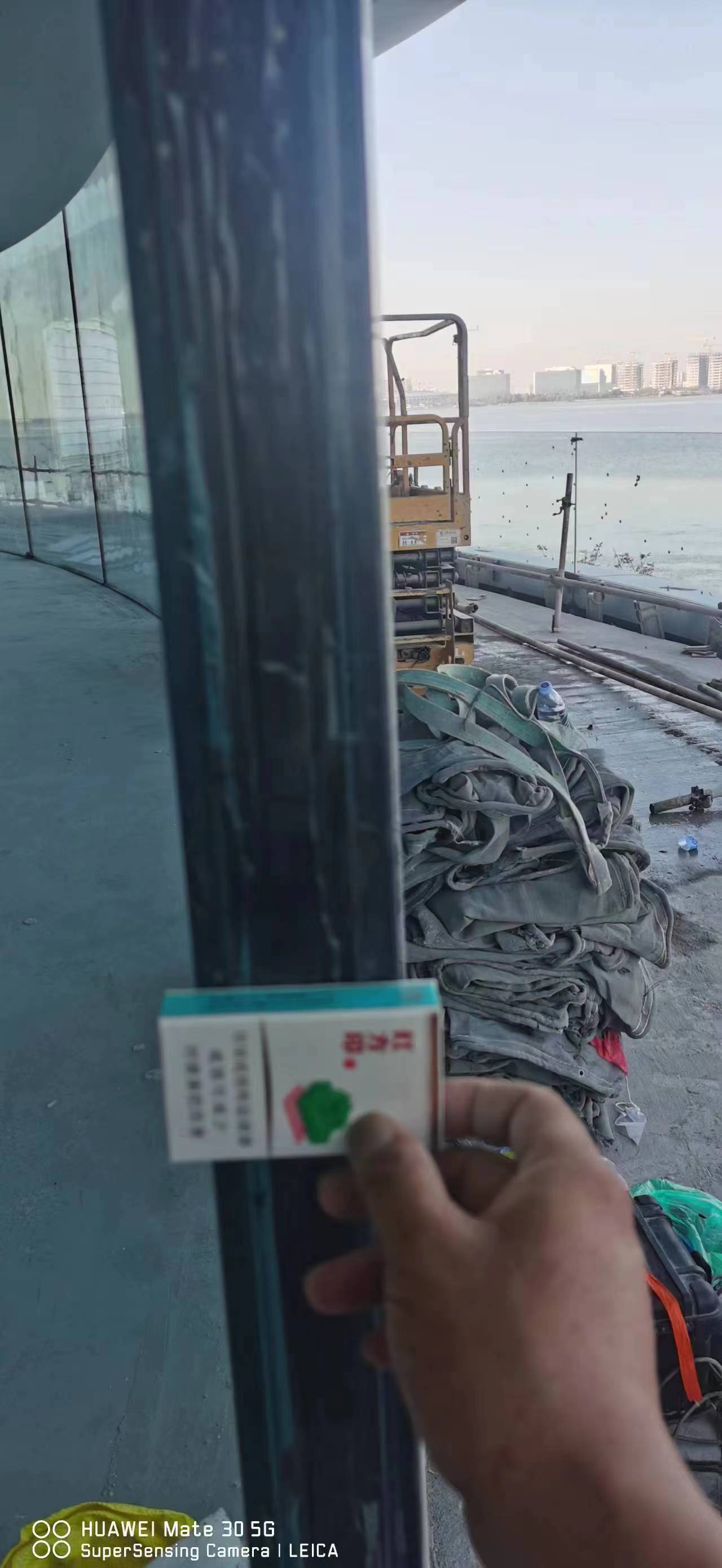 上海浦东滴水湖超大玻璃电焊烫伤修复